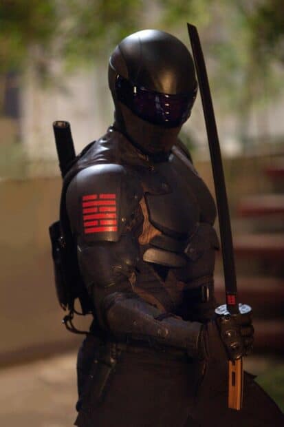 A Gi Joe Movie character dressed in black armor holding a sword ready for battle, HD Mobile Wallpaper