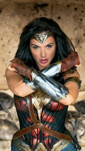 Gal Gadot appears strong and focused in her Wonder Woman outfit, HD Phone Wallpaper