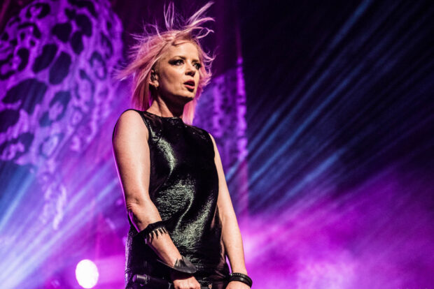 A Garbage Band lead singer performing live with vibrant purple lights, HD Desktop Wallpaper