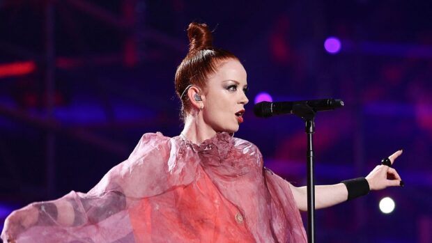 The singer of Garbage Band captivates the audience with a powerful stage performance, HD Desktop Wallpaper