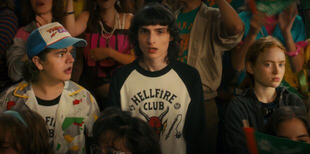 Gaten Matarazzo is wearing a Hellfire Club shirt standing among a crowd of people, 2K Desktop Wallpaper