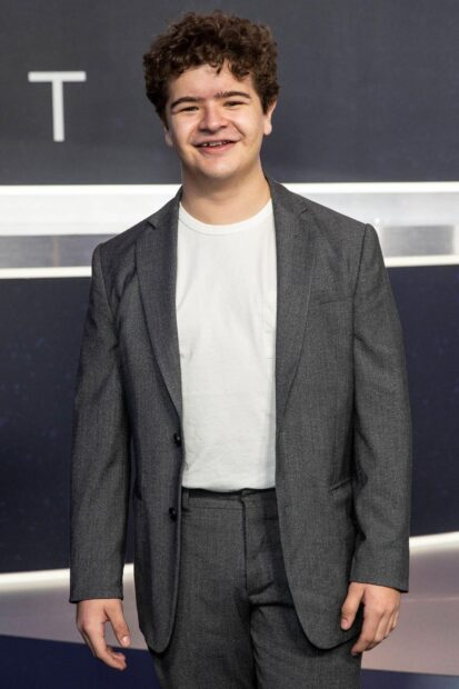 Gaten Matarazzo smiles confidently wearing a gray suit and white shirt, HD Mobile Wallpaper