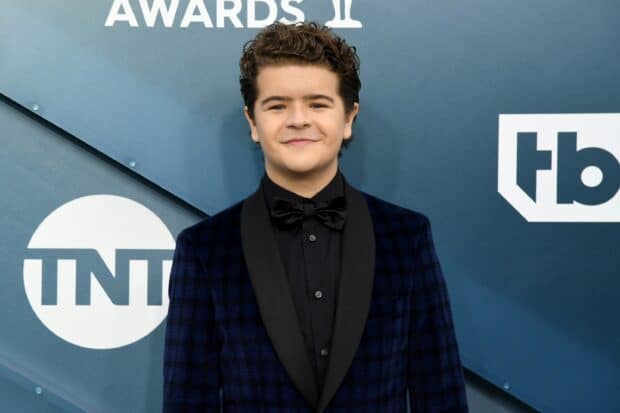 Gaten Matarazzo is smiling in a checked dark blue tuxedo with a black bow tie at an awards event, 2K Desktop Wallpaper