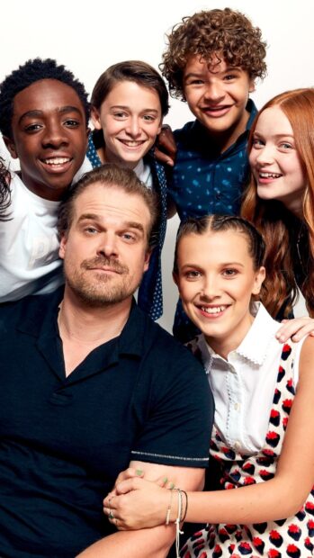 Gaten Matarazzo is smiling with his friends in a group photo, HD Phone Wallpaper
