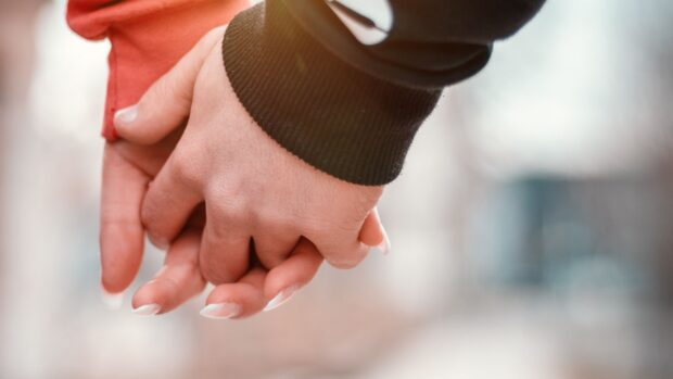 A close up of a love couple holding hands outdoors, 4K Desktop Wallpaper
