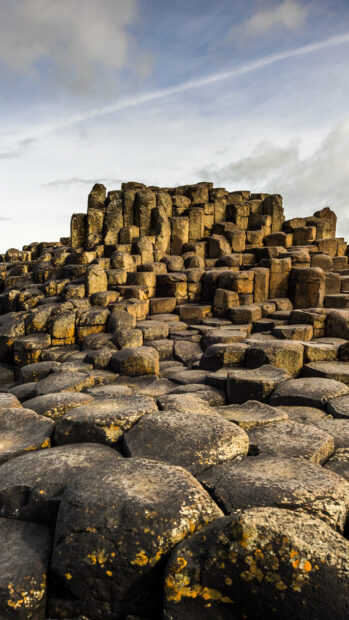 The Giants Causeway features unique hexagonal basalt columns under a cloudy sky, Giants Causeway Wallpapers, HD Phone Wallpaper