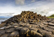 The Giants Causeway features unique hexagonal basalt columns on the coast, 4K Desktop Wallpaper