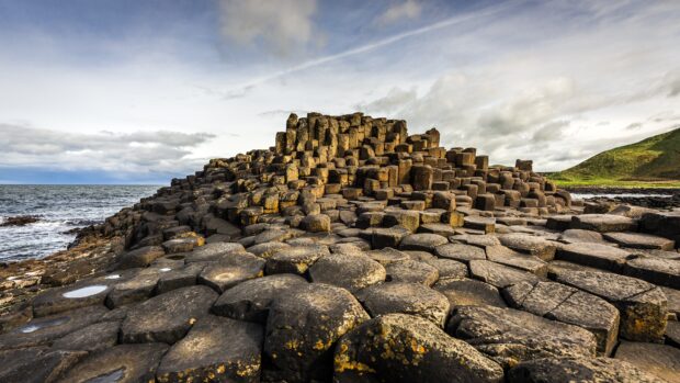 The Giants Causeway features unique hexagonal basalt columns on the coast, 4K Desktop Wallpaper