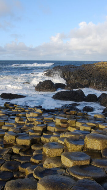 The Giants Causeway shows hexagonal basalt columns near the ocean shore, HD Phone Wallpaper