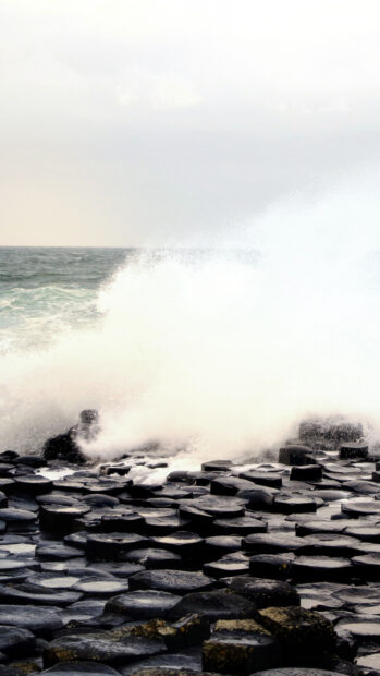 The waves crash over the giant basalt columns at Giants Causeway, HD Phone Wallpaper