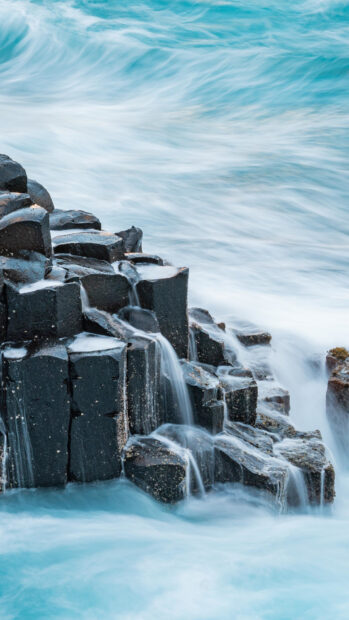 The giant basalt columns at Giants Causeway are shaped by flowing ocean water, HD Mobile Wallpaper