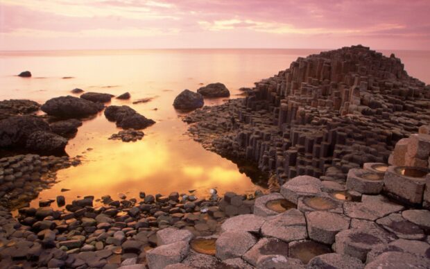 The Giants Causeway features unique hexagonal basalt columns along the coast at sunset, HD Desktop Wallpaper