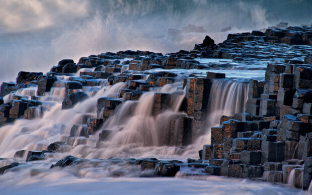 Water flowing over basalt columns at Giants Causeway, 2K Desktop Wallpaper