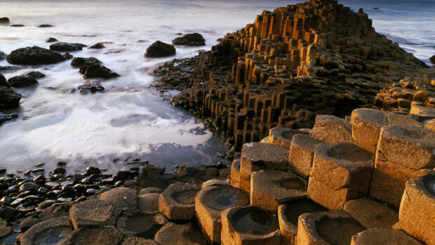 The Giants Causeway features unique hexagonal rock columns along the coast, HD Desktop Wallpaper