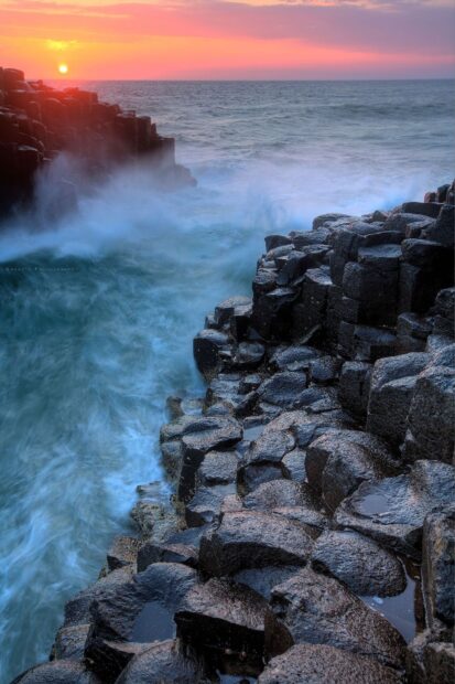The Giants Causeway shows hexagonal basalt columns along the coast at sunset, HD Mobile Wallpaper