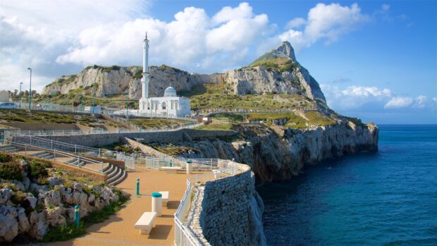 Gibraltar Wallpapers show a mosque near the Rock of Gibraltar by the sea, 2K Desktop Wallpaper