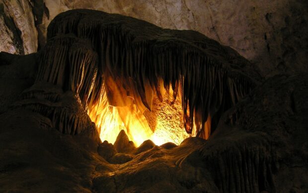 A glowing section inside Carlsbad Caverns National Park shows unique cave formations, HD Desktop Wallpaper