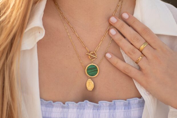 A close up of gold jewelry featuring necklaces and rings with a green pendant, HD Desktop Wallpaper