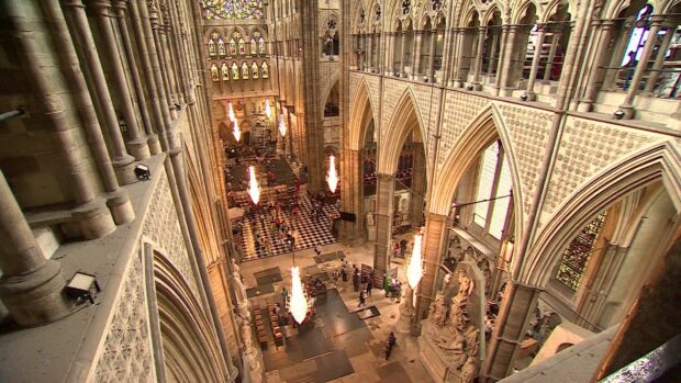 The interior of Westminster Abbey shows detailed gothic design and a busy floor, HD Desktop Wallpaper