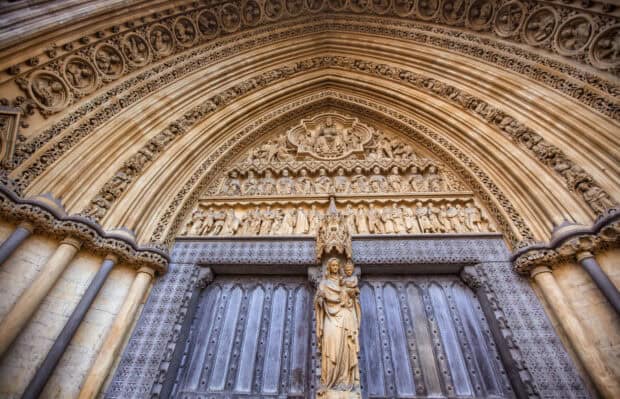 The detailed Gothic stone carvings above the door of Westminster Abbey are visible, HD Desktop Wallpaper