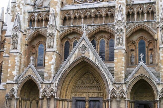 The detailed Gothic architecture of Westminster Abbey with sculptures and pointed arches, HD Desktop Wallpaper