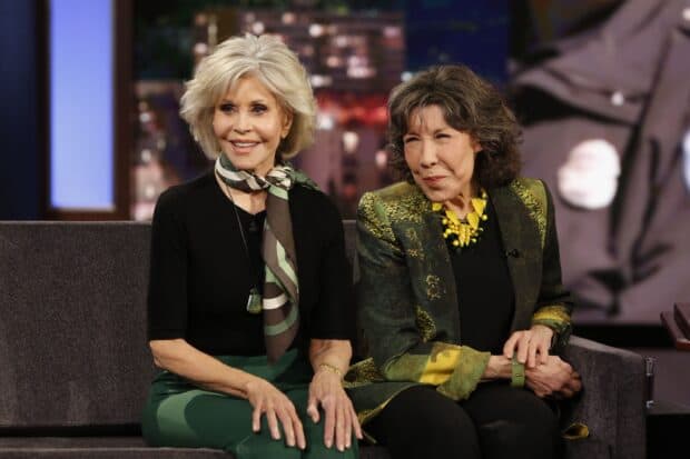 Grace and Frankie from the Netflix series are sitting on a couch smiling and talking, 2K Desktop Wallpaper