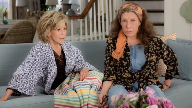 Two women from Grace And Frankie Netflix series having a serious conversation on a sofa, HD Desktop Wallpaper
