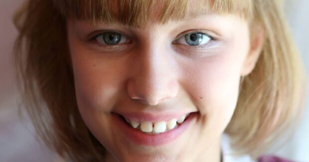 A close up of Grace Vanderwaal smiling at the camera with blue eyes, 2K Desktop Wallpaper