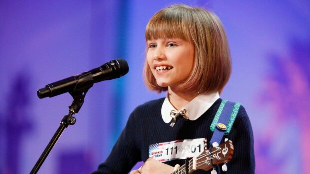 Grace Vanderwaal performs on stage with a ukulele, HD Desktop Wallpaper