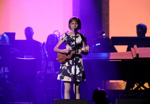 Grace Vanderwaal performs with a ukulele during a concert, 2K Desktop Wallpaper