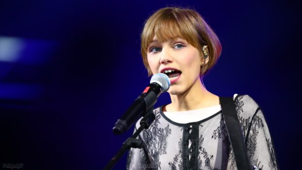 Grace Vanderwaal performs passionately at a concert with a microphone, 4K Desktop Wallpaper