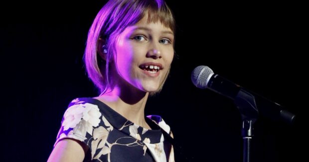 Grace Vanderwaal sings with a microphone during a live performance, 2K Desktop Wallpaper