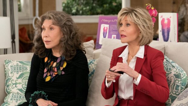 Grace and Frankie have an intense conversation on the couch, HD Desktop Wallpaper