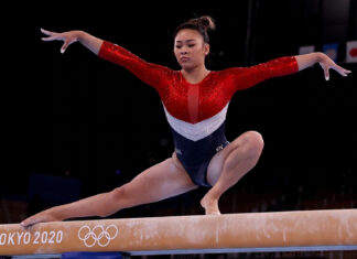 A gymnast in red and blue performs an elegant pose on the balance beam at Tokyo 2020, HD Desktop Wallpaper