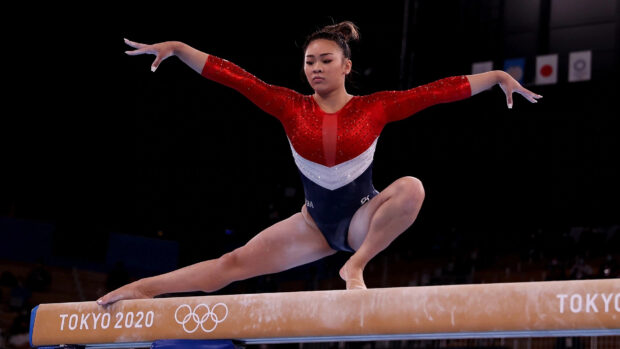 A gymnast in red and blue performs an elegant pose on the balance beam at Tokyo 2020, HD Desktop Wallpaper