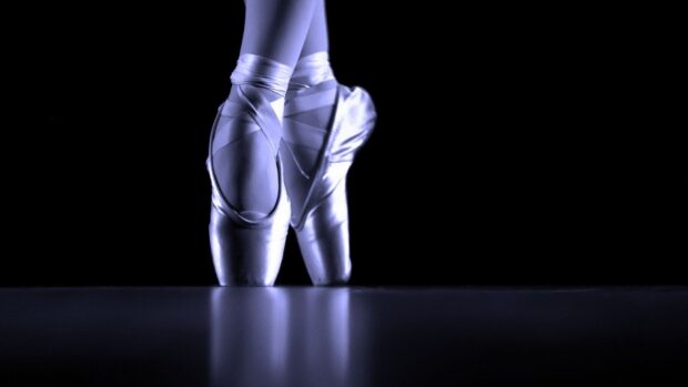 Ballet Wallpapers, close up of a dancer's feet in pointe shoes on stage, Ballet Wallpapers, HD Desktop Wallpaper