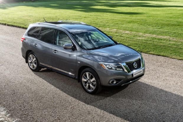 Gray Nissan Pathfinder parked on a gravel driveway with green grass in the background, 2K Desktop Wallpaper