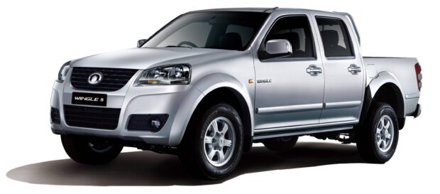 A silver Great Wall Motors Wingle 5 pickup truck parked on a white background, 2K Desktop Wallpaper