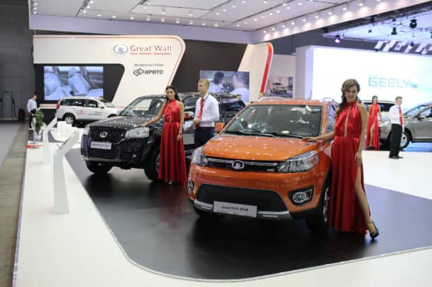 Elegant models stand beside Great Wall Motors cars at the exhibition, HD Desktop Wallpaper