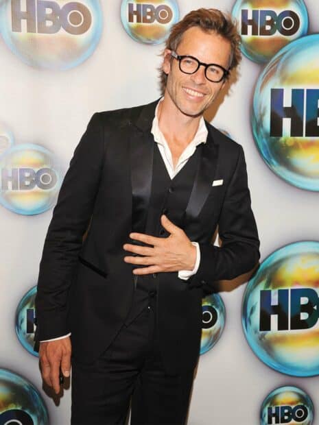 Guy Pearce is smiling in a black suit at an HBO event, 2K Mobile Wallpaper