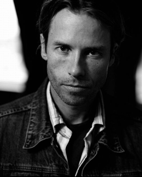 A close up portrait of Guy Pearce showing intense expression in black and white, HD Mobile Wallpaper