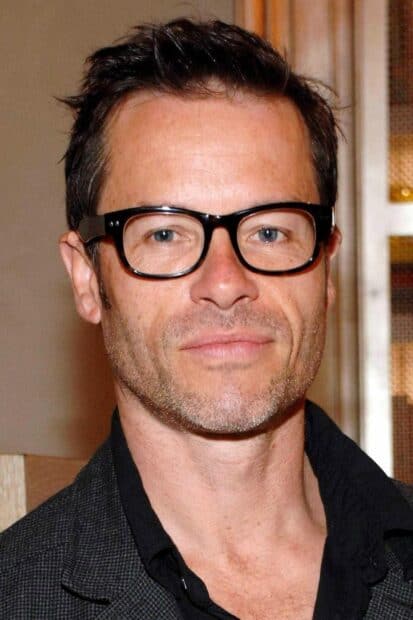 Guy Pearce wearing black glasses and a dark jacket, HD Mobile Wallpaper