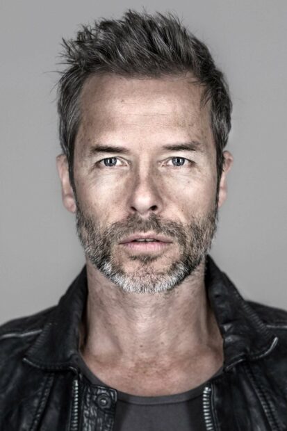 A close up portrait of Guy Pearce with grey hair and a beard, HD Phone Wallpaper