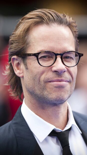Guy Pearce wears glasses and a suit with a confident expression, HD Mobile Wallpaper