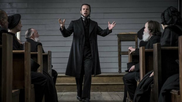 Guy Pearce delivering a dramatic speech to a seated audience in period attire, HD Desktop Wallpaper