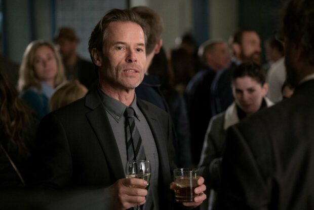 Guy Pearce is attending a social gathering holding two drinks in his hands, HD Desktop Wallpaper
