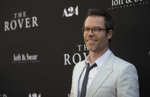 Guy Pearce is smiling and wearing glasses at a movie premiere, HD Desktop Wallpaper