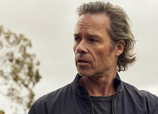 Guy Pearce wallpapers showing a man with unkempt hair wearing a dark jacket outdoors, HD Desktop Wallpaper