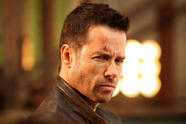 Guy Pearce with a serious expression and a small wound on his forehead, HD Desktop Wallpaper