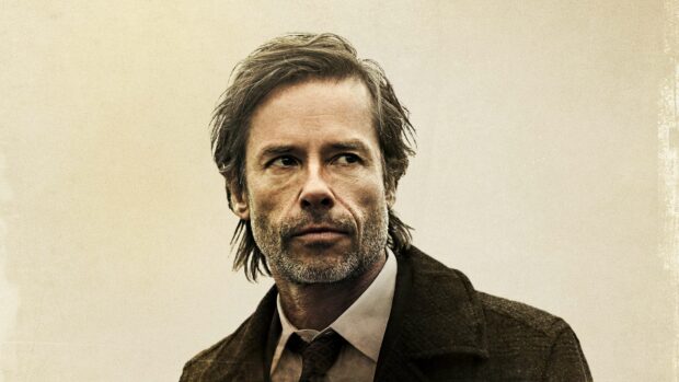 Guy Pearce looks thoughtfully into the distance in a vintage tone portrait, 4K Desktop Wallpaper